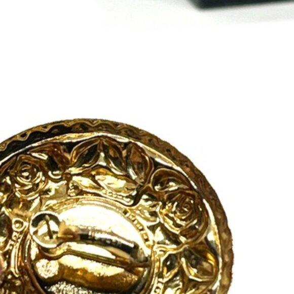 VINTAGE BUTLER ORNATE GOLD TONE LARGE DISC FLORAL EARRINGS PURPLE RESIN ROUND - Picture 15 of 15